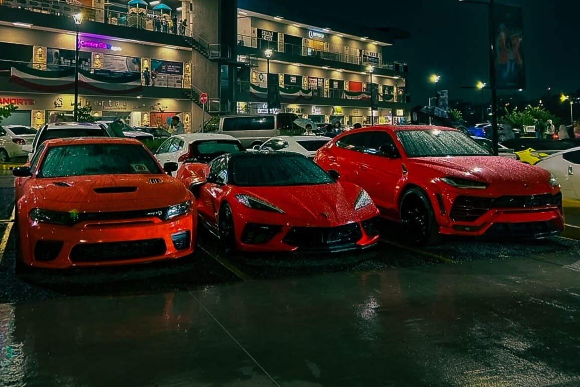 Carros de lujo en el Refugio